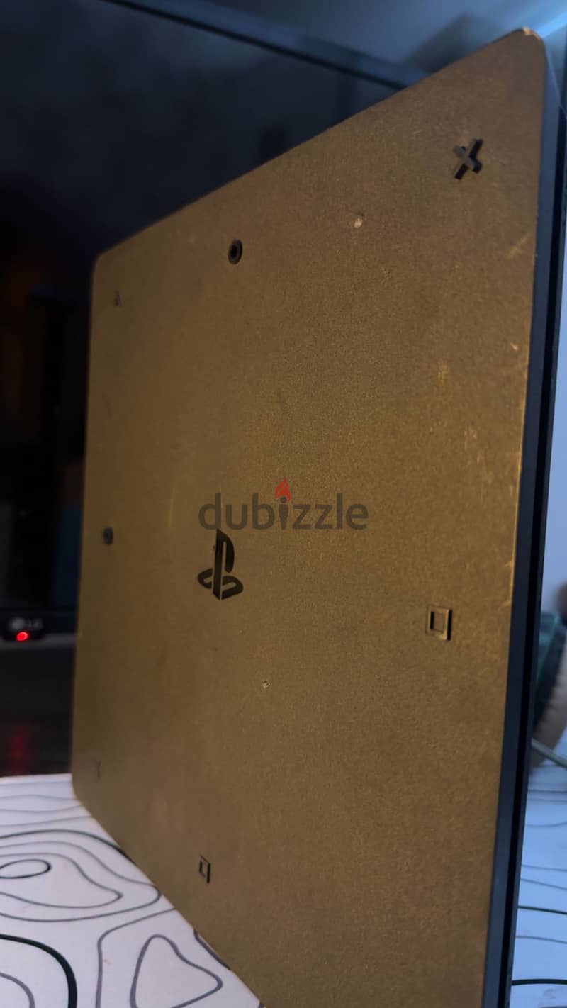 PS4 Slim 1TB Used - Excellent condition - 1 controller 4