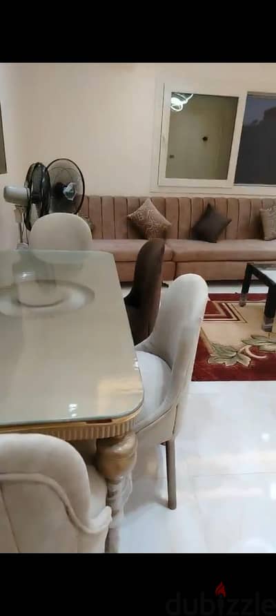 للبيع ترابيزة سفرة بالكراسي