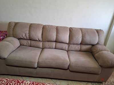 انتريه من hub عباره عن كنبتين ٣مقاعد ومقعدين