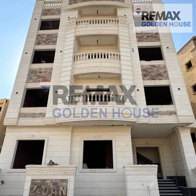 بمساحة 300م² روف مبني 25% في جاردينيا هايتس 2 – حرف ي، استلام خلال 30 يوم، 3 غرف و3 حمام وريسبشن ومطبخ، بسعر 2,600,000 جنيه.