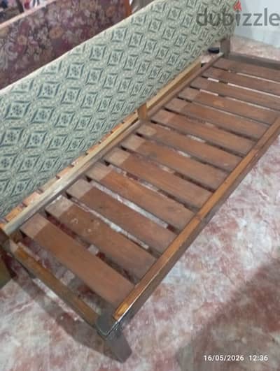 عدد ٢ كنبة منهم واحدة كنبة سرير خشب زان في موسكي