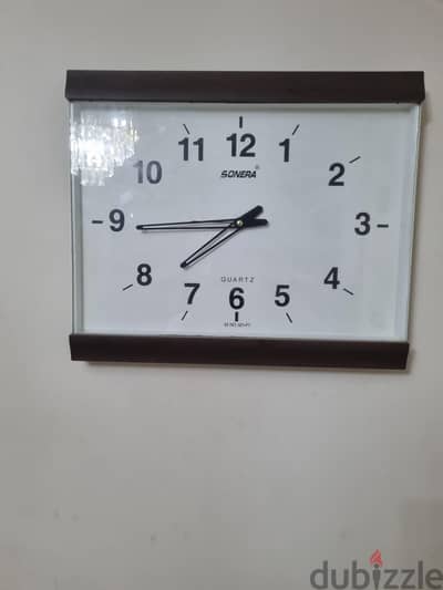 ساعة حائط كبيرة