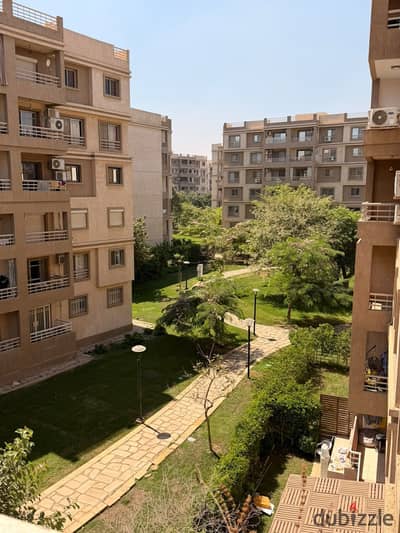 شقه للبيع في مدينتي تشطيبات خاصه بالقرب من الثاوث بارك والحركه البيع بالمطبخ 103 متر