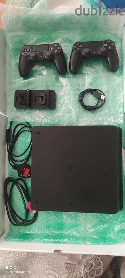 PS4 Slim 500GB + دراعين أصليين + Stand شحن PS4 Slim 500GB + دراعين أصليين + Stand شحن