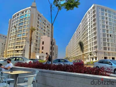 شقه للبيع فى كمباوند وان قطاميه ١٤٥ م نصف تشطيب واجهه بحرى و فيو لاند سكيب