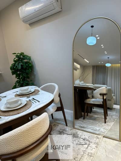 شقة فاخرة للإيجار في الباتيو أورو El Patio Oro تشطيب كامل ومفروشة بالكامل بتصميم مودرن راقي ومجهزة بالأجهزة وموقع مميز أمام المول مباشرة