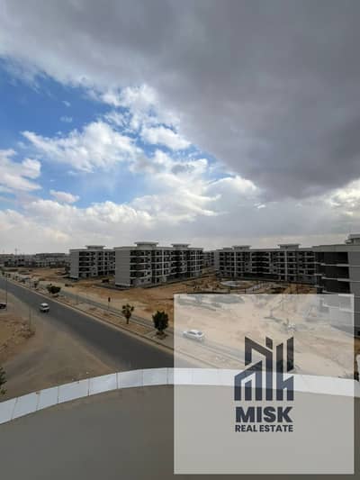 شقة روف مميزة في الحي التاسع اطلالة مباشرة علي شارع الجامعة وتراس كبير جدا ويوجد بيها اسانسير و تشطيب سوبر لوكس وبيها عددات مياه وكهرباء موقع مميز جدا