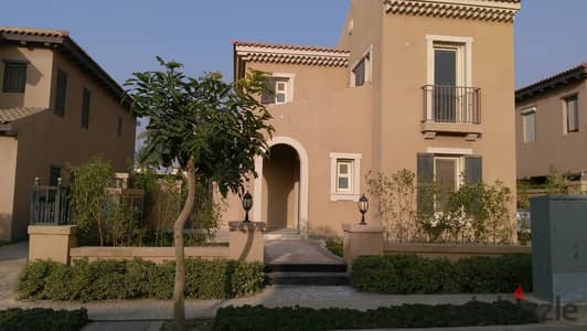 فيلا للإيجار في كمبوند ميفيدا بالمطبخ والتكييفات تشطيب الشركة  موقع مميز 4 غرف نوم