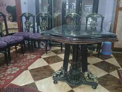 سفرة كبيرة ٢ متر  و٦ كراسي.  استعمال خفيف