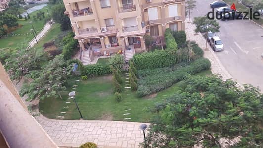 شقة بمساحة 175 متراً مربعاً (طابق متوسط) تطل على الحديقة، ومجهزة بمطبخ وستائر؛ متاحة للإيجار بدون أثاث في "مدينتي" (المرحلة B1).