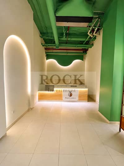 Shop for rent 135 sq m in New Cairo, ready for viewing Ultra-super-lux finishing. 90th Street, near the American University in Cairo