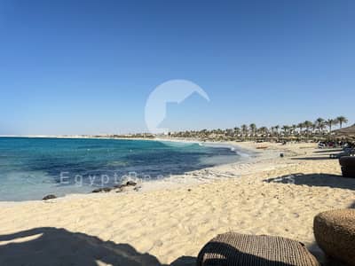 شاليه متشطب بالكامل بالتكيفات للبيع فى سيزر فى راس الحكمه  ارخص سعر واستلام قريب باطلاله بحريه و اطلاله على اللاجون