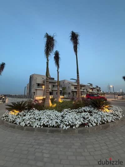 Ready-to-move-in townhouse with a distinctive view, located next to Palm Hills, New Giza, and Pyramids Hills.