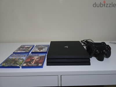 بلايستيشن 4 برو 1 TB حاله ممتازه وارد الامارات معاه وشاحن دراعين ٤ لعب