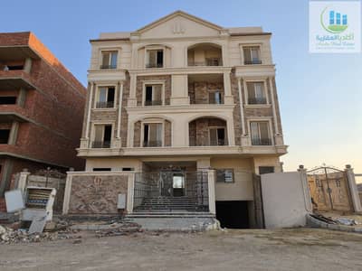 شقة للبيع ارضي بحديقة بيت الوطن الحي التامن تشطيب مميز و الشقة دبل فيس على شارع و حديقة
