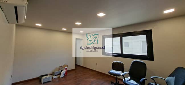 Administrative headquarters for rent, administrative license, Zahraa Al-Maadi, main street, area 250 meters, behind Carrefour and the ring road, floor 5, 2 elevators
