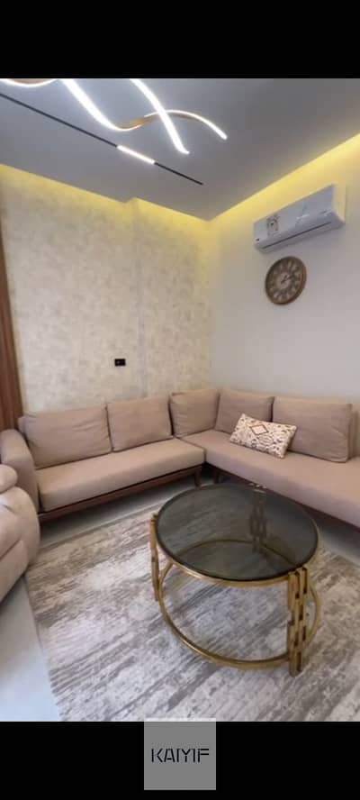 شقة للبيع في الباتيو أورو El Patio Oro متشطبة بالكامل بمطبخ ودريسنج ووحدات تخزين وتكييفات استقبال موقع مميز وفرصة استثمارية