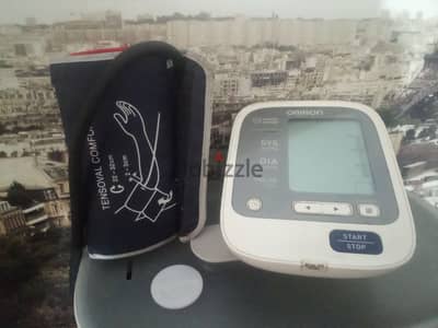 جهاز قياس ضغط الدم Omron HEM-7221- M6 comfort-APAU