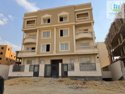 شفة للبيع دور تالت بيت الوطن الحي التامن تاني نمرة من محور محمد بن زايد موقع بحري على حديقة