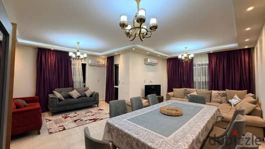 فرصة للبيع في مدينتي شقة نموذج 300 بها بعض التشطيبات الخاصة البيع بالفرش