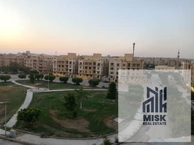 روف مميز بالدور الرابع ,على شارع الجامعة الرئيسي، مساحة 210م، نصف تشطيب، 3 غرف، 3 حمامات، ريسبشن كبير، موقع حيوي وإطلالة مباشرة على الشارع الرئيسي