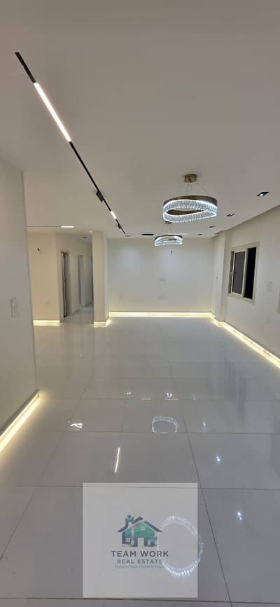 شقة فاخرة 220م ألترا سوبر لوكس بفيو لاندسكيب بحري بالمربع الذهبي بزايد بسعر لقطهA luxurious 220m² apartment—finished to ultra-super-lux standards—fea