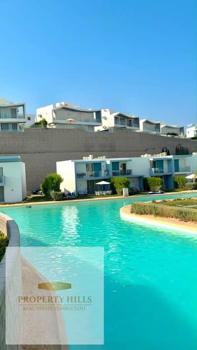 Before the end of summer, the last chalet in Fouka Bay is directly on the lagoon and has a full sea view, fully finished.