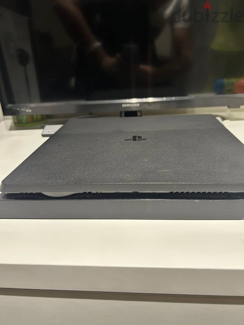 PlayStation 4 slim 1