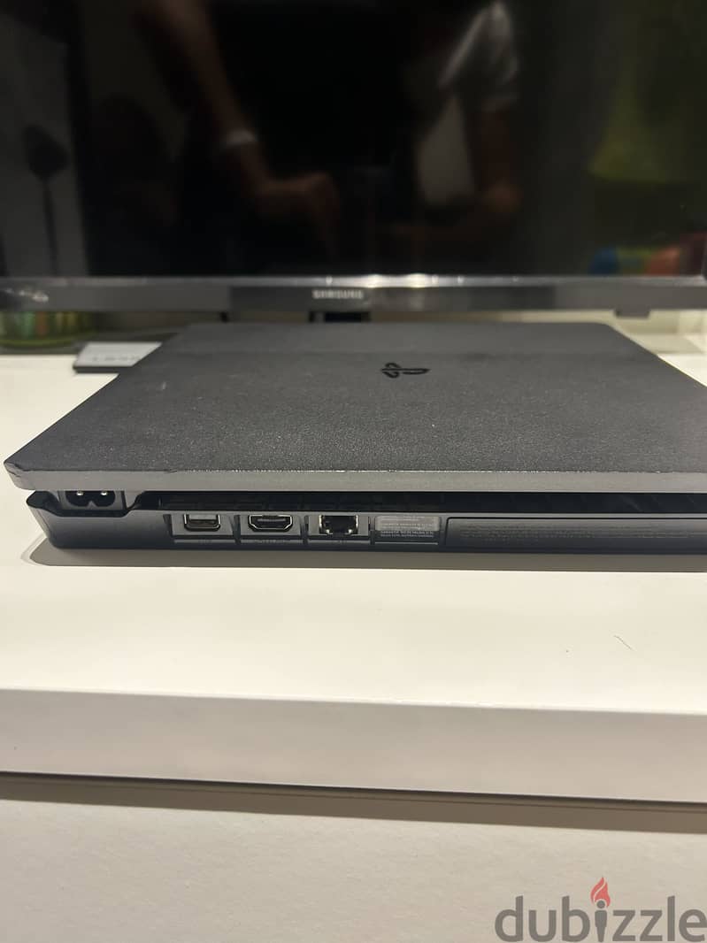PlayStation 4 slim 3