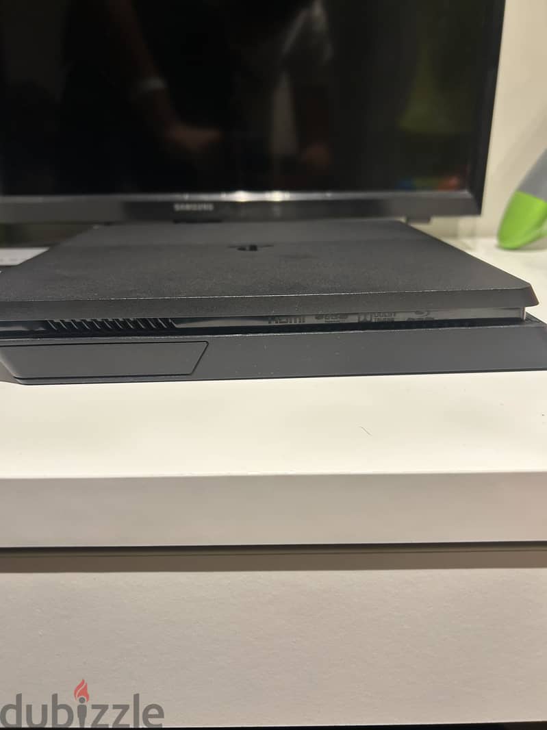 PlayStation 4 slim 4