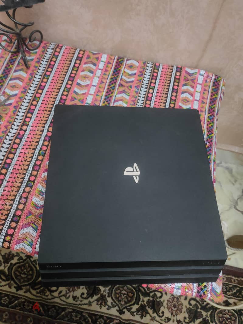 PS4 pro + 7 games + 2 controllers 2