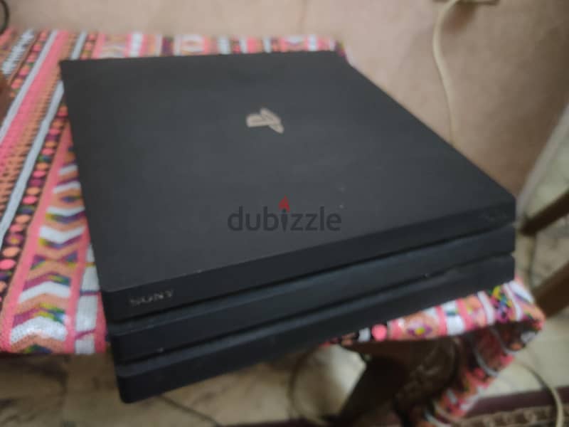 PS4 pro + 7 games + 2 controllers 3