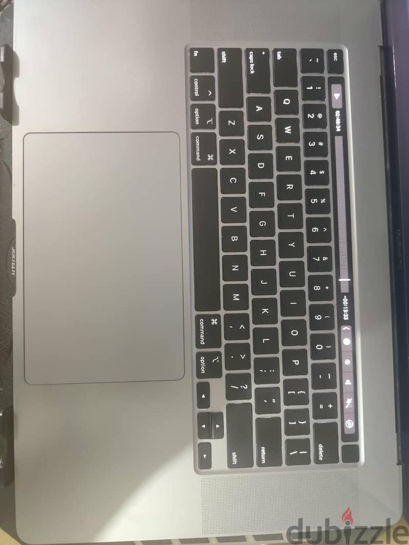 Macbook pro 2019 16inch core i7 with touch bar 5