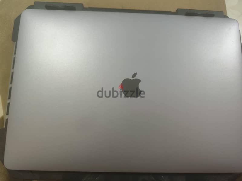 Macbook pro 2019 16inch core i7 with touch bar 8