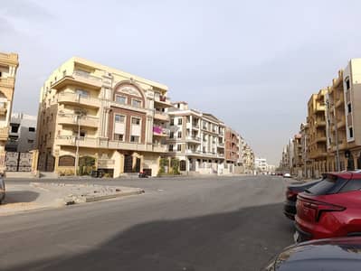 Furnished apartment for rent in the Zayed Heights compound, Sheikh Zayed. It comes with a kitchen and air conditioning, prime location and a wonderful