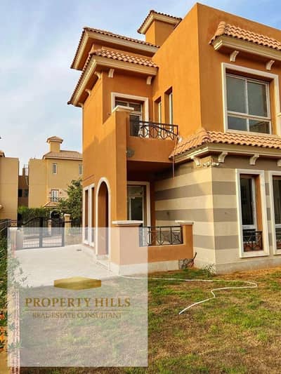 I'm selling the villa in a prime location, directly in front of the Boulevard axis.