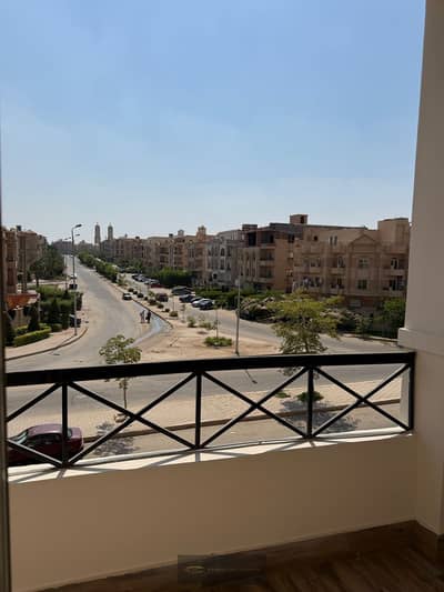 فرصة استثنائية للبيع شقة مميزة بمساحة كبيرة دور متكرر و إطلالة مفتوحة على الشارع  الرئيسي بتشطيب مودرن في | الحي الثامن عمارات لازورد - الشيخ زايد