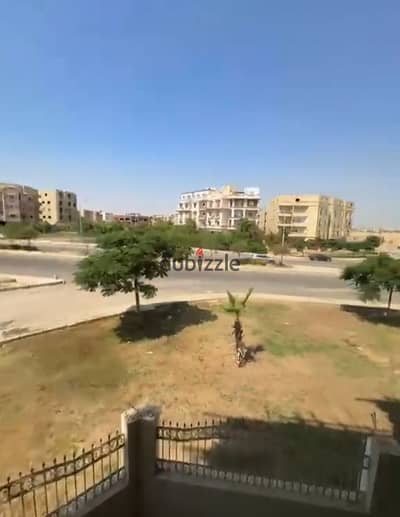 للبيع شقة مميزة 180 متر  مدينة الشروق – المنطقة الرابعة عمارات