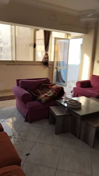 شقه سكني  مفروشه للايجار او تتاجر اداري لو مفروشه 20 الف ايجار شهري ولو فاضيه 18000 الف ايجار شهري و لو اداري 22000 الف ايجار شهري الشقه مساحتها 120 م الدور الرابع اسانسير كل المرافق متاحه غاز مياه كهرباء الشقه عباره عن غرفتين وحمام ومطبخ وريسبشن تلات قطع