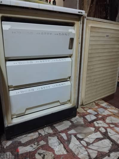 ديب فريزر يعمل بحاله جيده