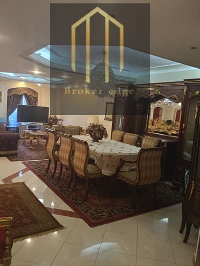شقة مفروشة بعمارة شيك جدا 250م على النزهة الريسي. تريمف