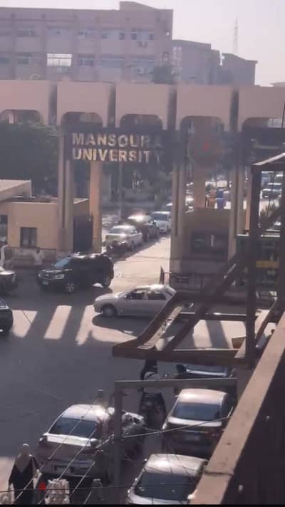 شقة اداري بموقع متميز جداً امام بوابة الجامعة مباشرة