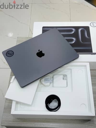 Mac book pro m5 14 inch 512GB 16GB Ram used