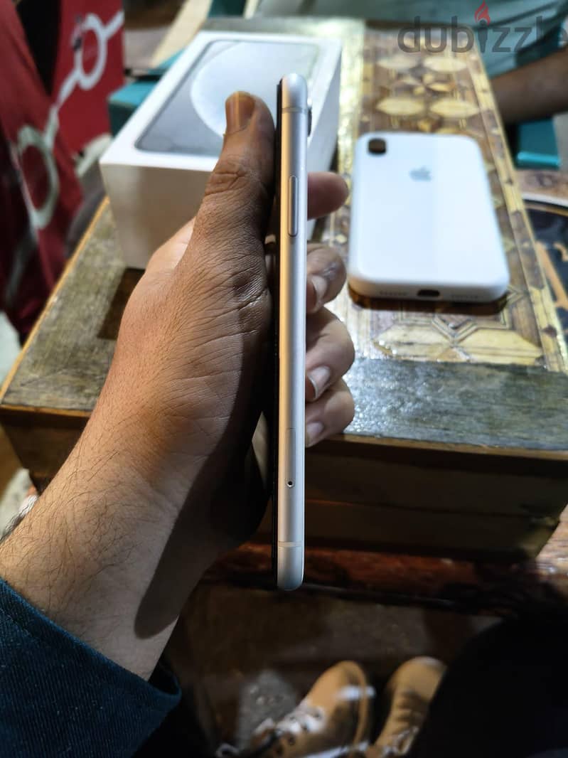 Apple - iPhone XR 5