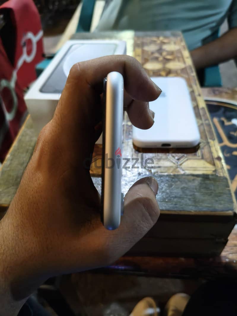 Apple - iPhone XR 7