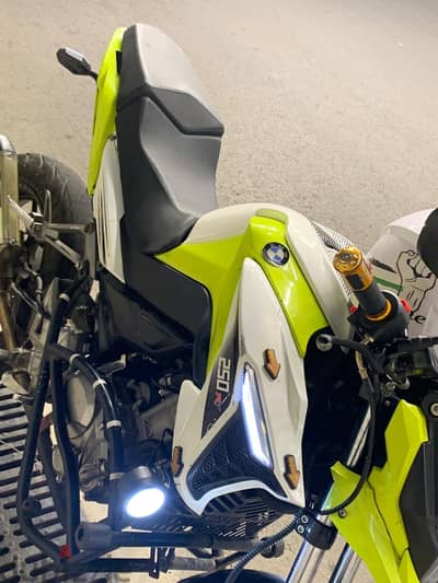 مكنه هوندا RV 250