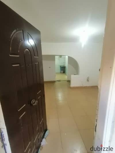 New housing law apartment for rent, ground floor. The apartment consists of two interconnected rooms, a living room, a bathroom, and a kitchen. There is natural gas. The apartment is in a very quiet and upscale location in Maadi. The apartment is close to all services. The place is in Maadi.