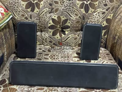 طقم سماعات Philips أصلي بحالة جيدة، مناسب لأنظمة الـ Home Theater.
