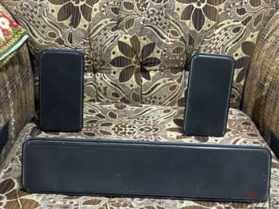 طقم سماعات Philips أصلي بحالة جيدة، مناسب لأنظمة الـ Home Theater.