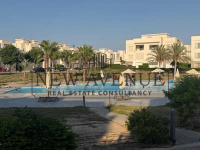 شاليه أرضي للبيع  متشطب و مفروش بالكامل في أمواج بموقع مميز جدًا ومباشرة على حمام السباحة amwaj north coast